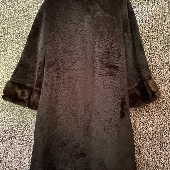 Vintage Women's Faux Black Persian Lamb Swing
Coat with Faux Mink Collar & Cuffs - Picture 12 of 16